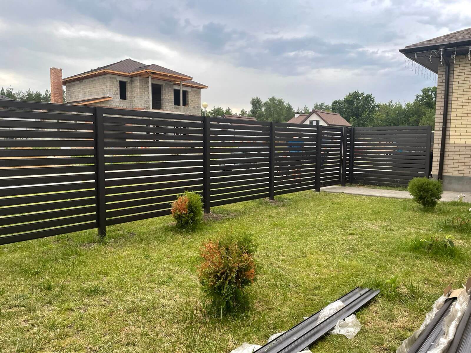 Забор из металлического планкена RAL8019 МАТТЕ фото2 в Москве