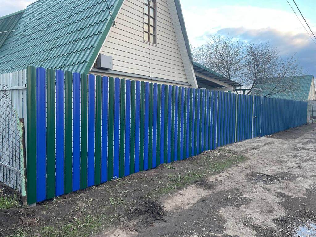 Забор из штакетника двух цветов 16м RAL6005 Зеленый Мох + RAL5002 Синий Ультрамарин фото 2 в Москве