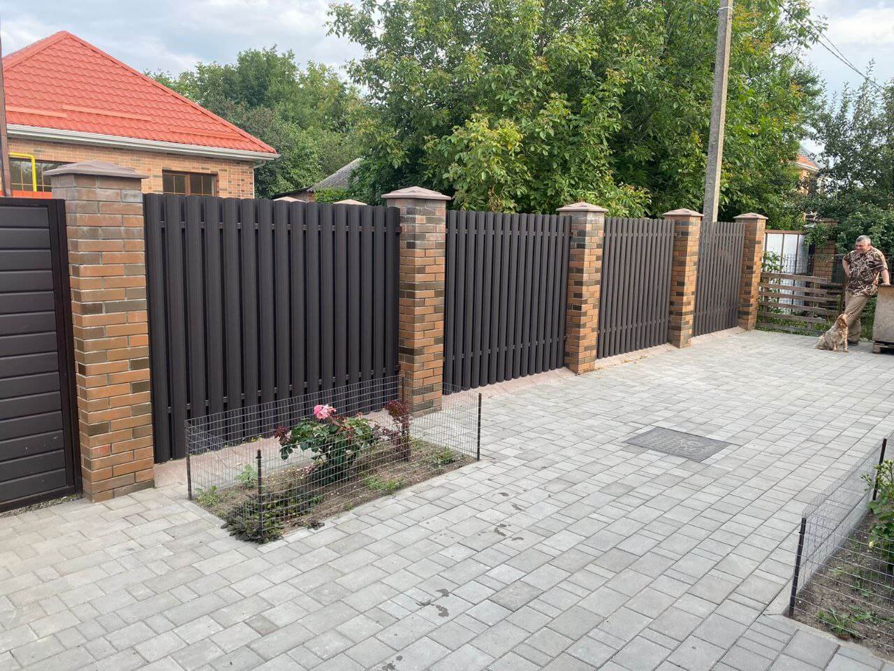 Забор из штакетника полукруглого 22м RAL8019 Темный Шоколад МАТТЕ фото 3 в Москве