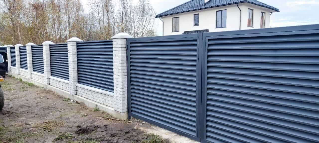 Забор-жалюзи из ламелей ЭКО-Z 32м RAL7024 Серый Графит МАТТЕ фото 5 в Москве