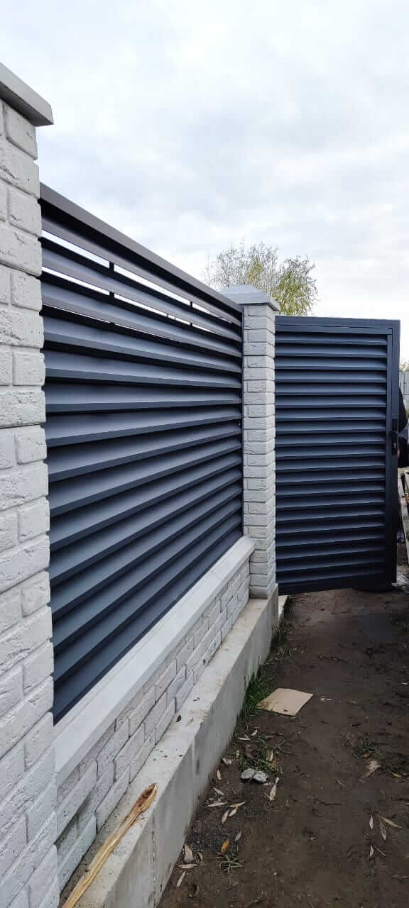 Забор-жалюзи из ламелей ЭКО-Z 32м RAL7024 Серый Графит МАТТЕ фото 4 в Москве