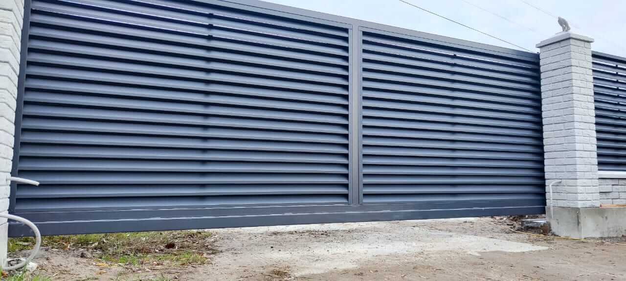 Забор-жалюзи из ламелей ЭКО-Z 32м RAL7024 Серый Графит МАТТЕ фото 3 в Москве