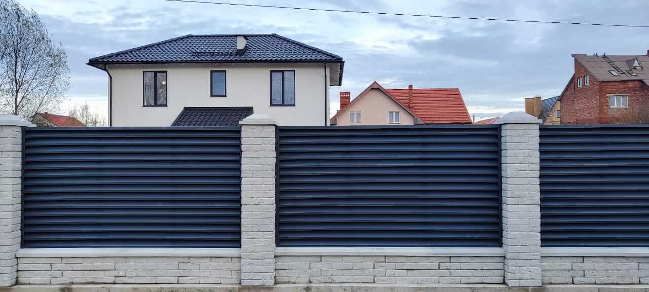 Забор-жалюзи из ламелей ЭКО-Z 32м RAL7024 Серый Графит МАТТЕ в Москве