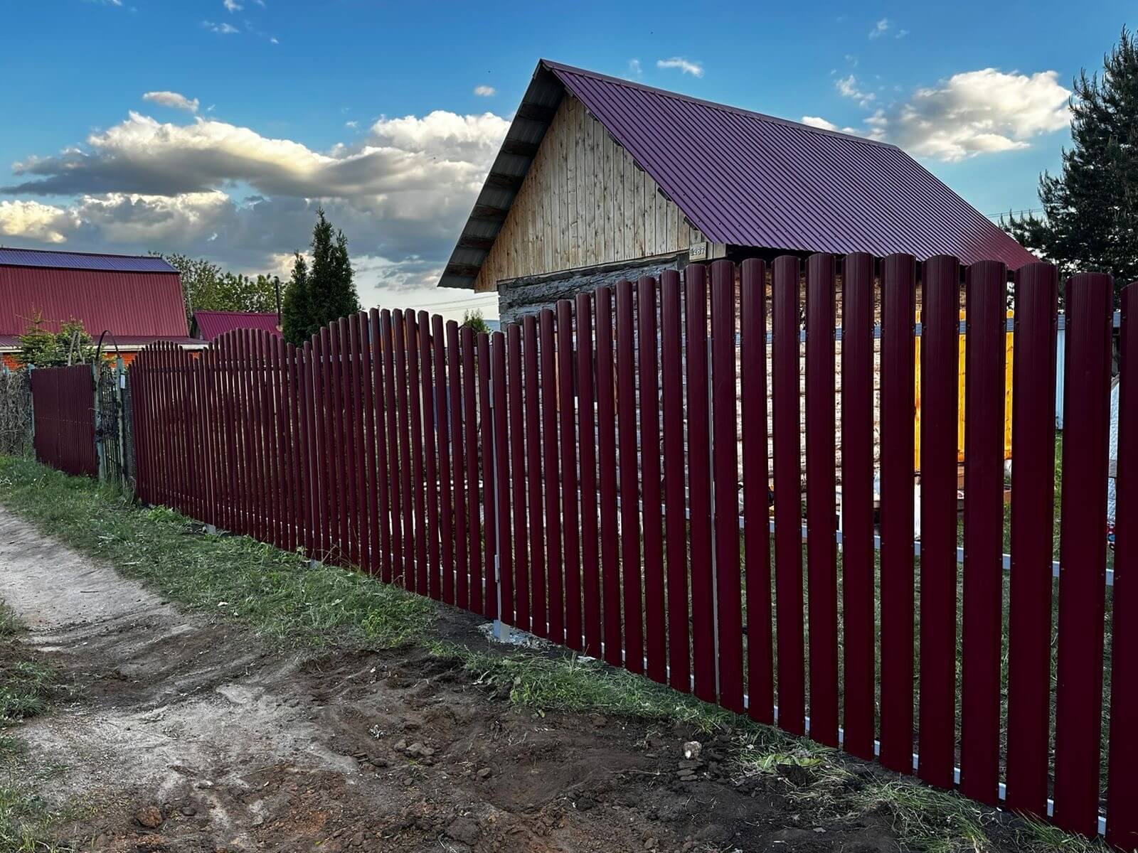 Забор из евроштакетника 28м RAL3005 Красное Вино фото 4 в Москве