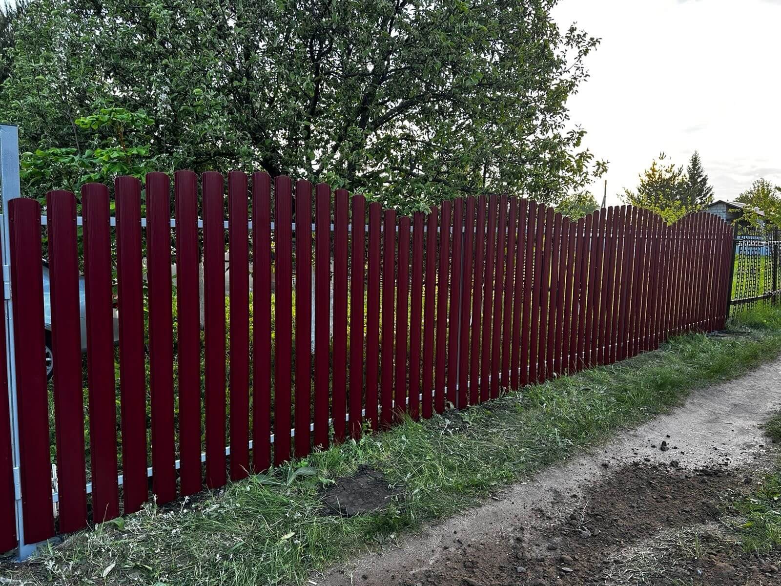 Забор из евроштакетника 28м RAL3005 Красное Вино фото 3 в Москве