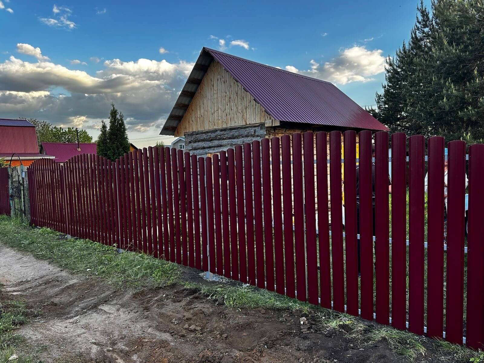 Забор из евроштакетника 28м RAL3005 Красное Вино фото 2 в Москве