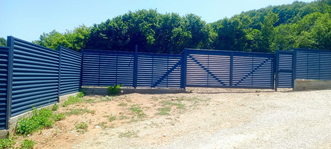Забор-жалюзи из ламелей Еврожалюзи 53м RAL7024 Серый Графит МАТТЕ фото 7 в Москве