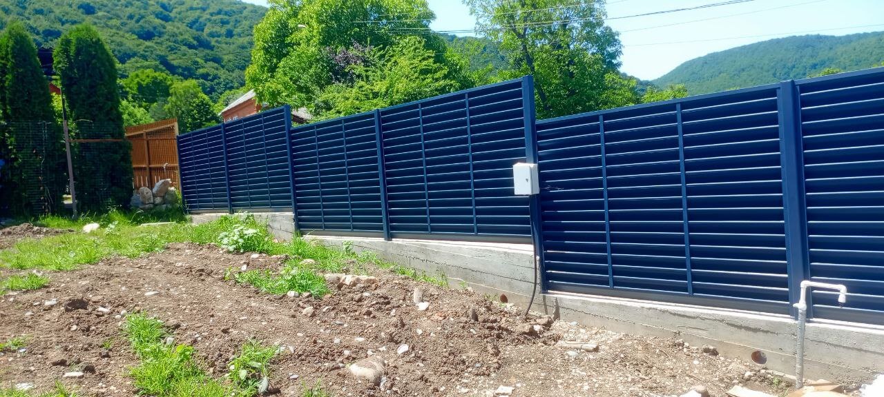 Забор-жалюзи из ламелей Еврожалюзи 53м RAL7024 Серый Графит МАТТЕ фото 3 в Москве