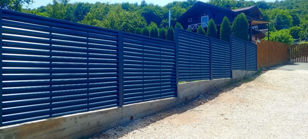 Забор-жалюзи из ламелей Еврожалюзи 53м RAL7024 Серый Графит МАТТЕ фото 12 в Москве