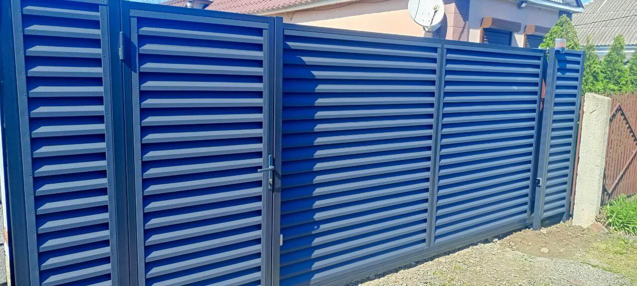 Забор-жалюзи из ламелей Еврожалюзи 53м RAL7024 Серый Графит МАТТЕ фото 10 в Москве