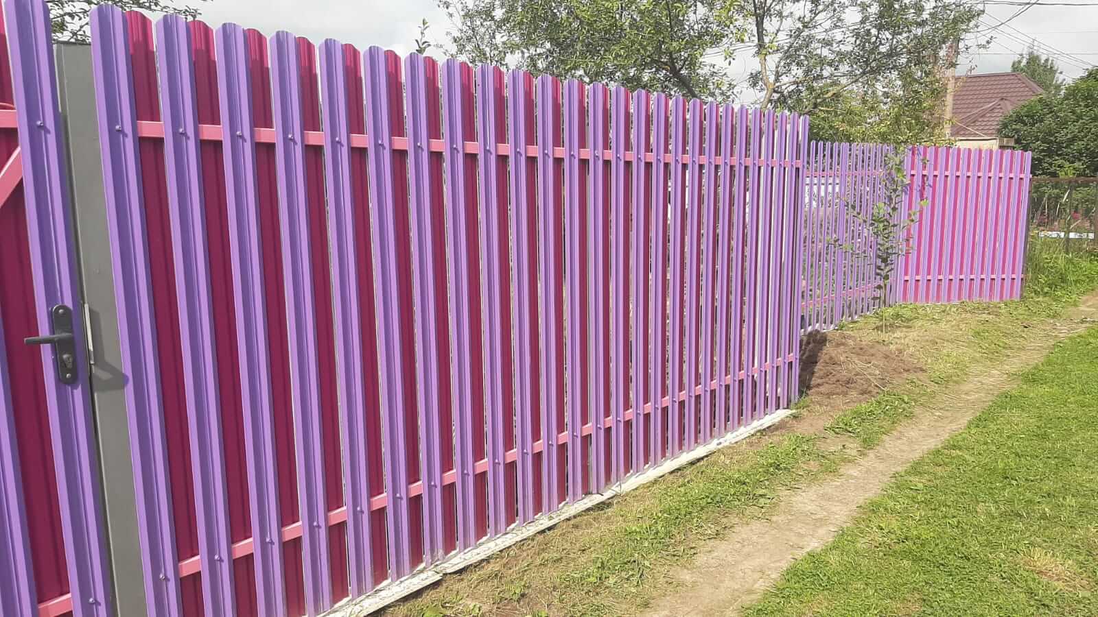Двухцветный забор из евроштакетника 44м RAL4005 Сиреневый, RAL4006 Пурпурный фото 4 в Москве