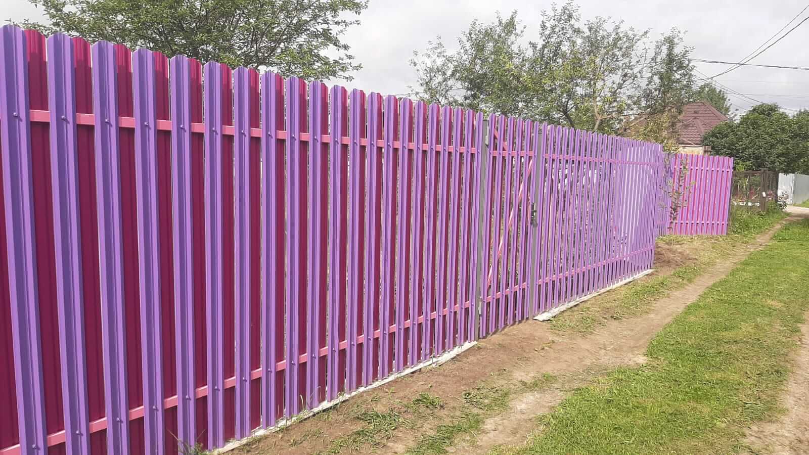 Двухцветный забор из евроштакетника 44м RAL4005 Сиреневый, RAL4006 Пурпурный фото 3 в Москве