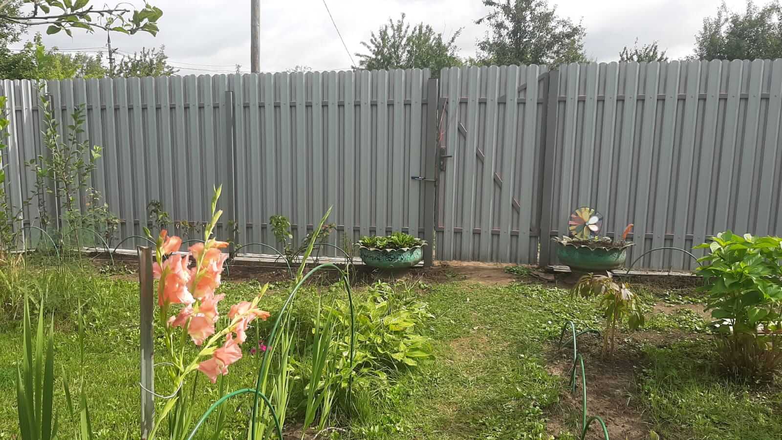 Двухцветный забор из евроштакетника 44м RAL4005 Сиреневый, RAL4006 Пурпурный фото 1 в Москве