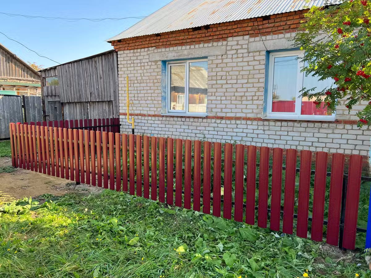 Забор из евроштакетника 9м RAL3005/3005 Красное Вино двусторонний в Москве