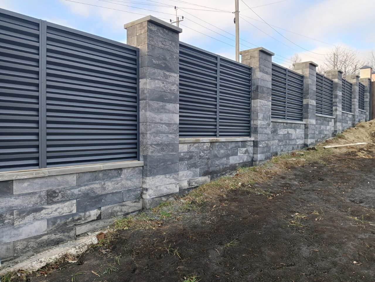 Забор-жалюзи из ламелей Елочка 72м RAL7024/7024 Серый Графит двусторонний МАТТЕ фото 4 в Москве