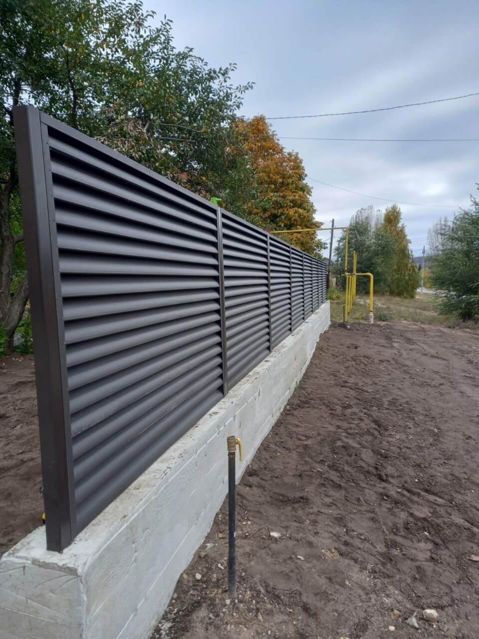 Забор из ламелей еврожалюзи 34м RAL8019/8019 Темный Шоколад двусторонний МАТТЕ фото 3 в Москве