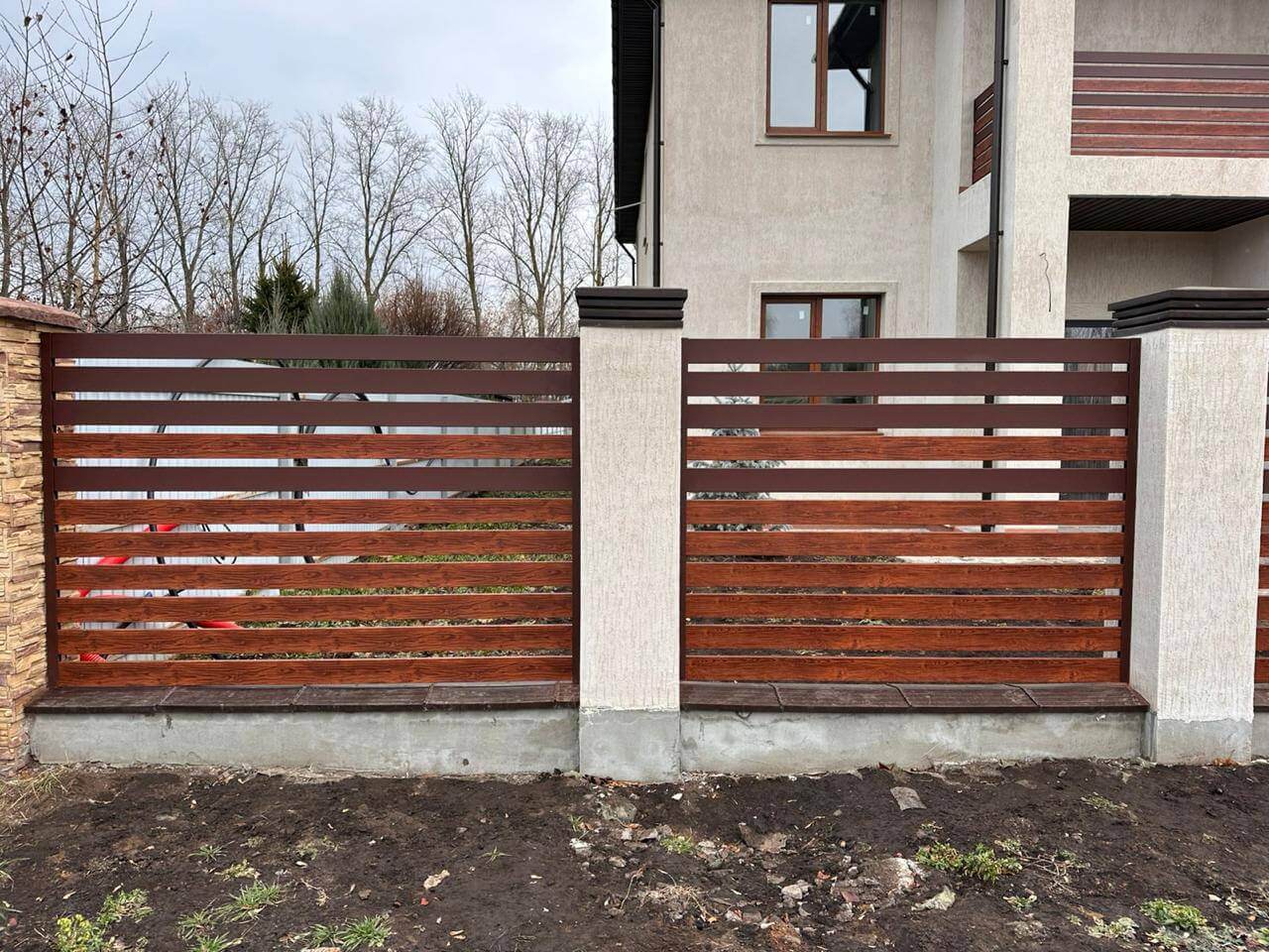 Забор-ранчо из металлопланкена 10м RAL8017 Шоколад МАТТЕ + Темное Дерево (Printech) фото 4 в Москве