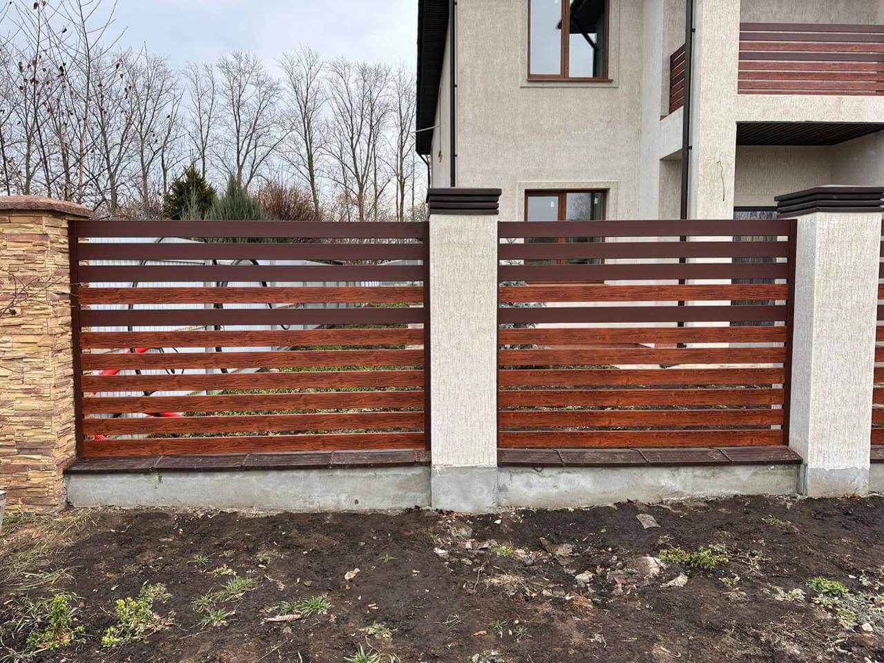 Забор-ранчо из металлопланкена 10м RAL8017 Шоколад МАТТЕ + Темное Дерево (Printech) фото 2 в Москве