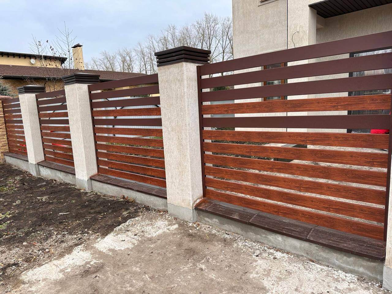 Забор-ранчо из металлопланкена 10м RAL8017 Шоколад МАТТЕ + Темное Дерево (Printech) в Москве