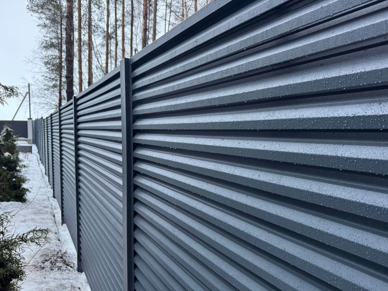 Забор-жалюзи из ламелей ЭКО-Z-US 54м RAL7024/7024 Серый Графит двусторонний МАТТЕ фото 2 в Москве