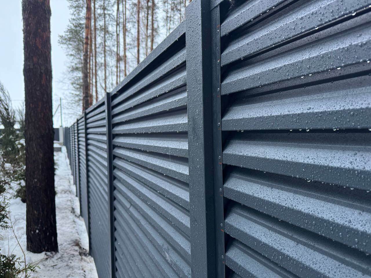 Забор-жалюзи из ламелей ЭКО-Z-US 54м RAL7024/7024 Серый Графит двусторонний МАТТЕ фото 1 в Москве