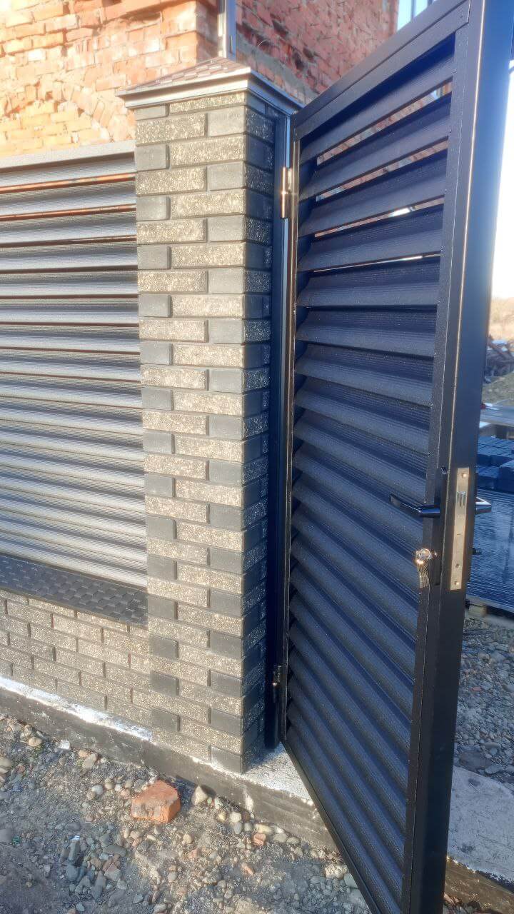 Забор-жалюзи из ламелей Еврожалюзи 24м RAL9005 Черный МАТТЕ фото 6 в Москве