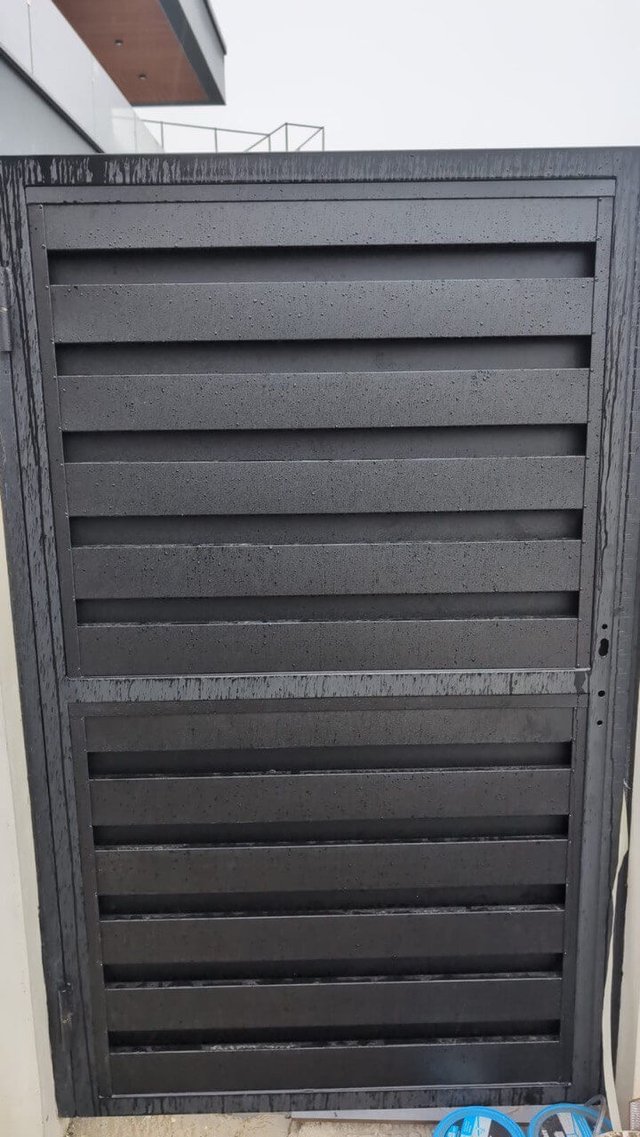 Откатные ворота с калиткой из металлопланкена RAL9005/9005 Черный двусторонний МАТТЕ фото 3 в Москве