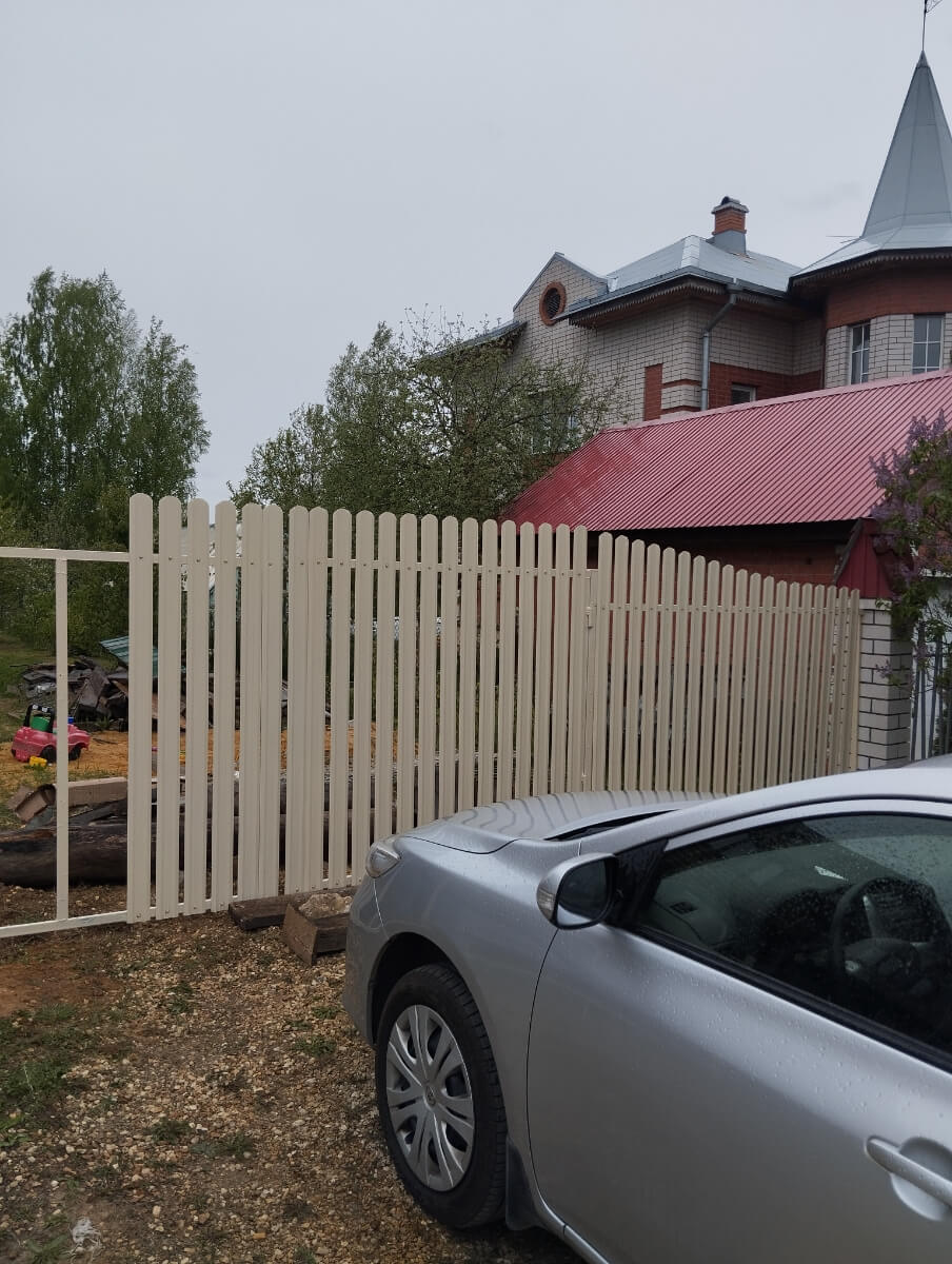 Забор из евроштакетника 9м RAL1015/1015 Слоновая Кость двусторонний фото 1 в Москве