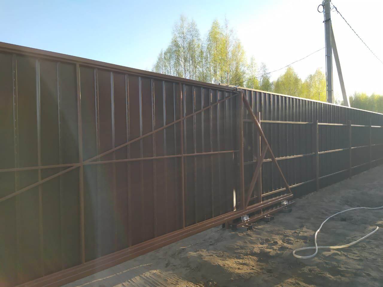 Забор из металлосайдинга ЕВРО-БРУС 25м Темный Каштан 3D Принтек фото 4 в Москве