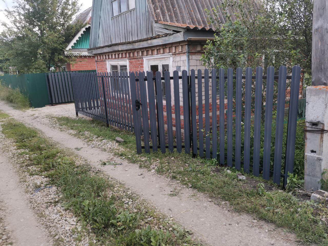 Забор из евроштакетника 7м RAL7024/7024 Серый Графит двусторонний фото 3 в Москве