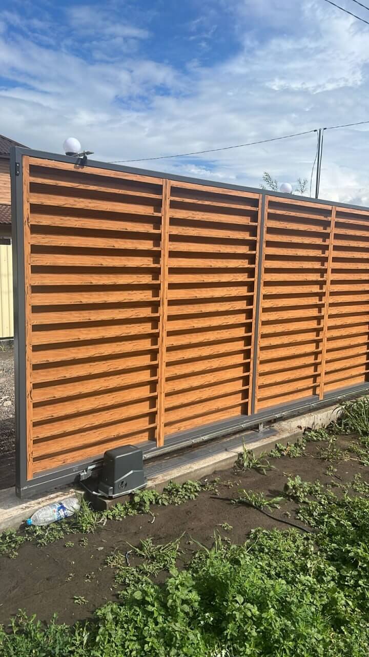 Забор-жалюзи из ламелей Хай-Тек 57м Кипарис 2xPrintech двусторонний фото 1 в Москве
