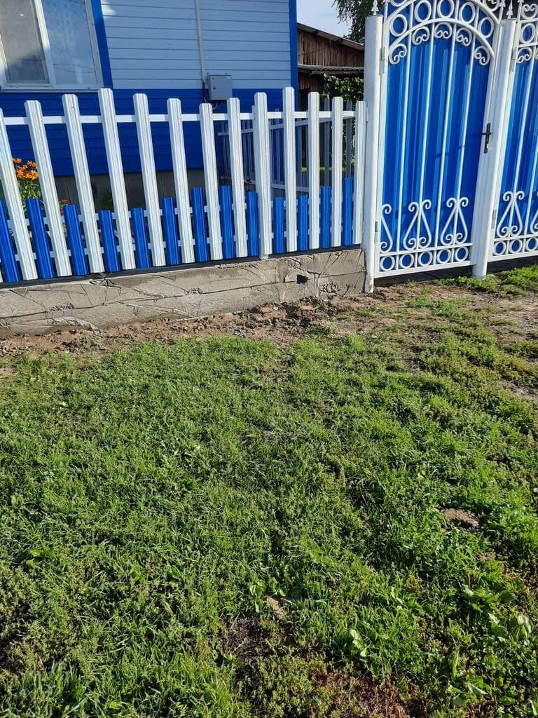 Забор из евроштакетника 14м RAL9003 Белый, RAL5005 Синий Сигнал фото 2 в Москве