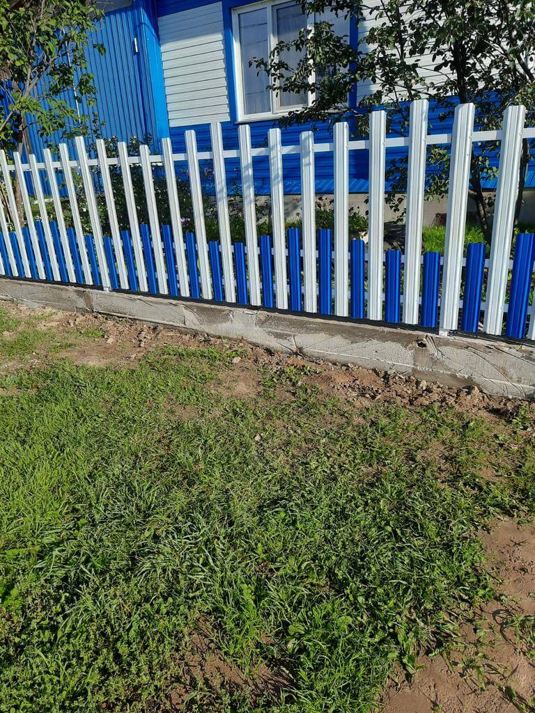 Забор из евроштакетника 14м RAL9003 Белый, RAL5005 Синий Сигнал фото 1 в Москве
