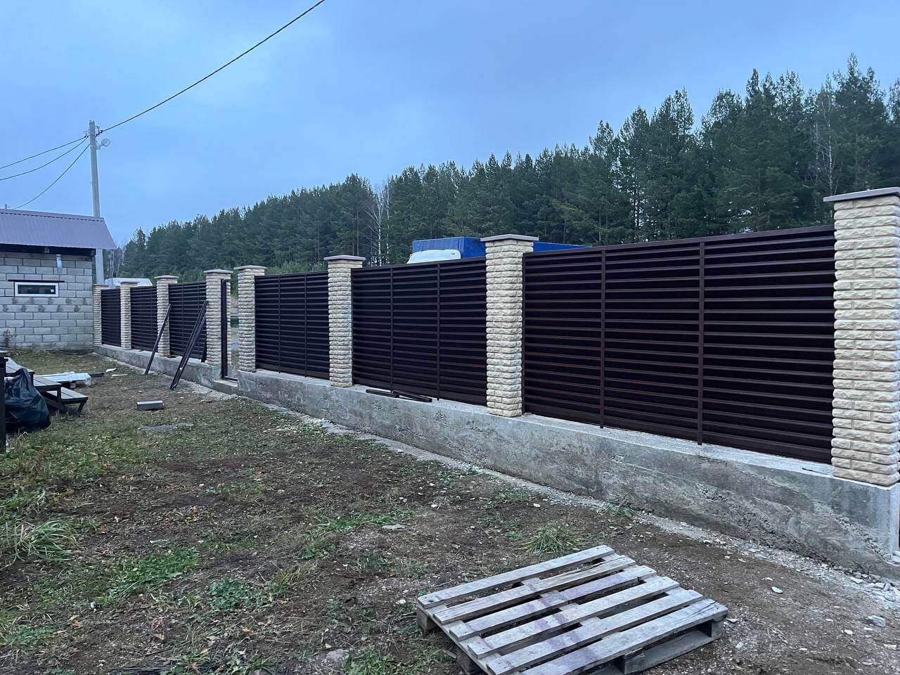 Забор-жалюзи из ламелей ЭКО-Z 18м RAL8017/8017 Шоколад двусторонний фото 3 в Москве