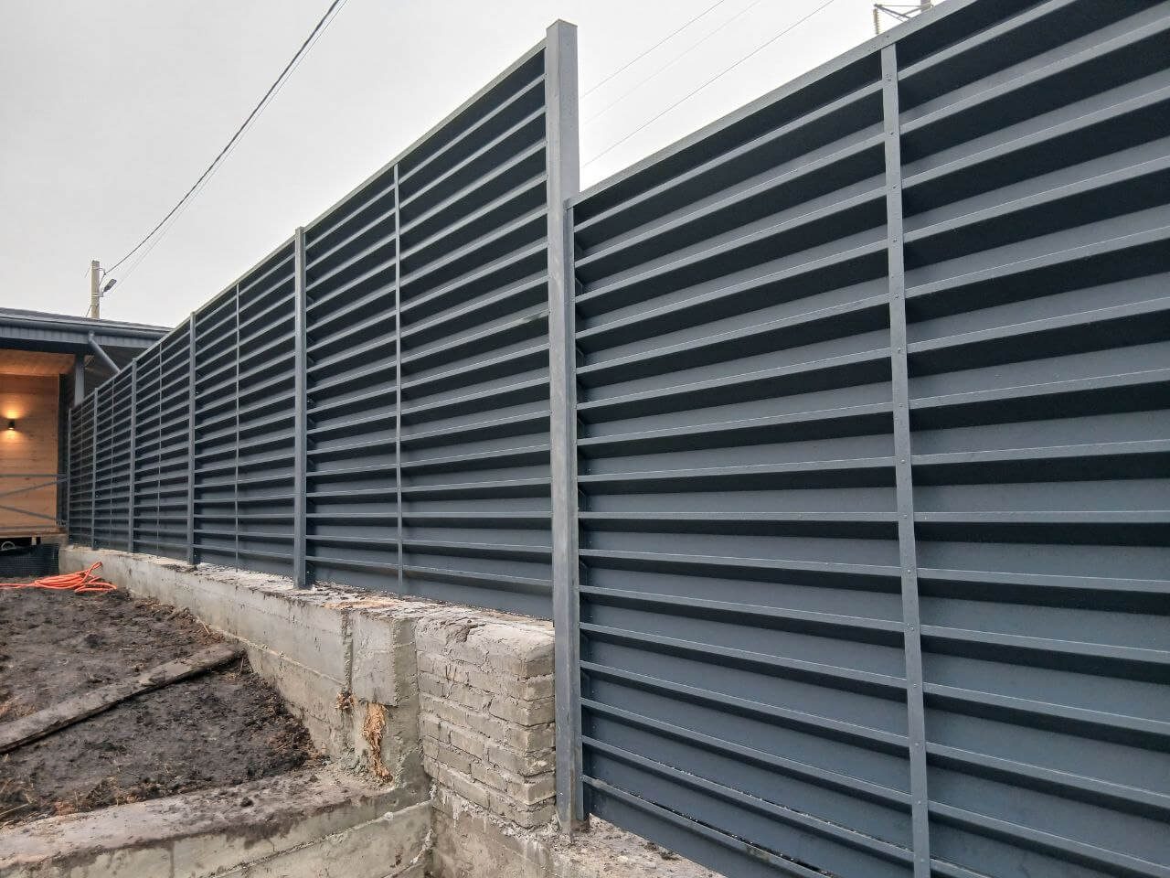 Забор-жалюзи из ламелей Хай-Тек 37м RAL7024/7024 Серый Графит двусторонний МАТТЕ фото 6 в Москве