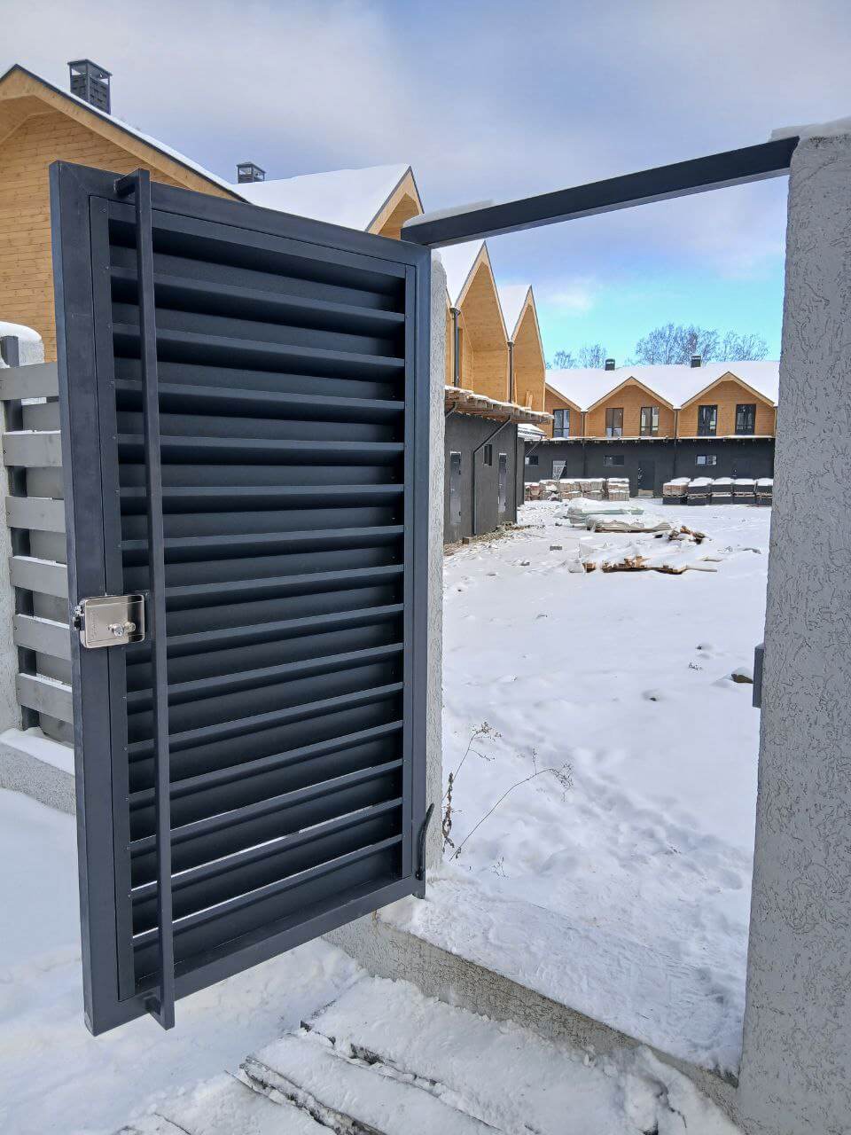 Входная группа из ламелей Хай-Тек RAL7024/7024 Серый Графит двусторонний МАТТЕ фото 21 в Москве