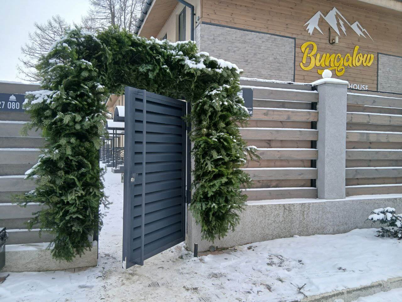 Входная группа из ламелей Хай-Тек RAL7024/7024 Серый Графит двусторонний МАТТЕ фото 15 в Москве