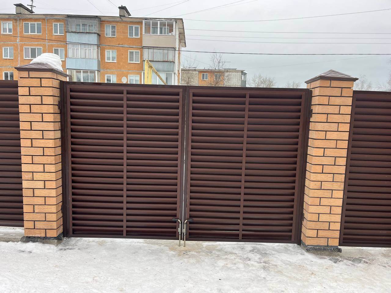 Забор-жалюзи из ламелей ЭКО-Z 87м RAL8017/8017 Шоколад двусторонний МАТТЕ фото 9 в Москве