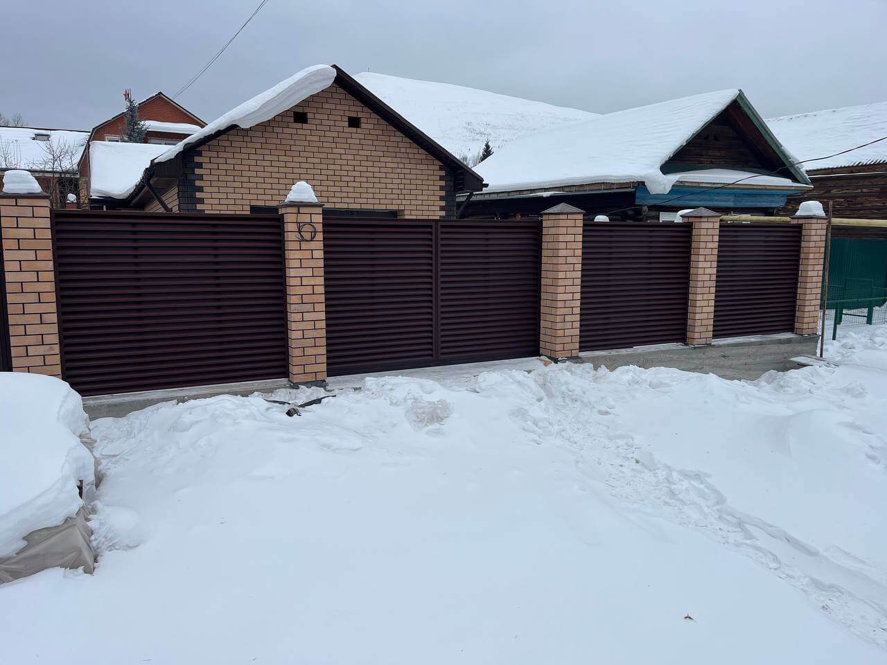 Забор-жалюзи из ламелей ЭКО-Z 87м RAL8017/8017 Шоколад двусторонний МАТТЕ фото 3 в Москве