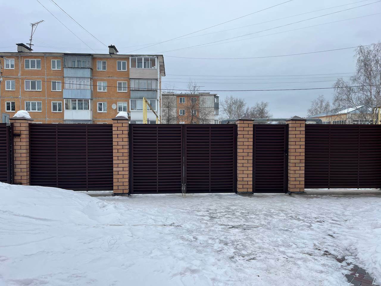 Забор-жалюзи из ламелей ЭКО-Z 87м RAL8017/8017 Шоколад двусторонний МАТТЕ фото 1 в Москве