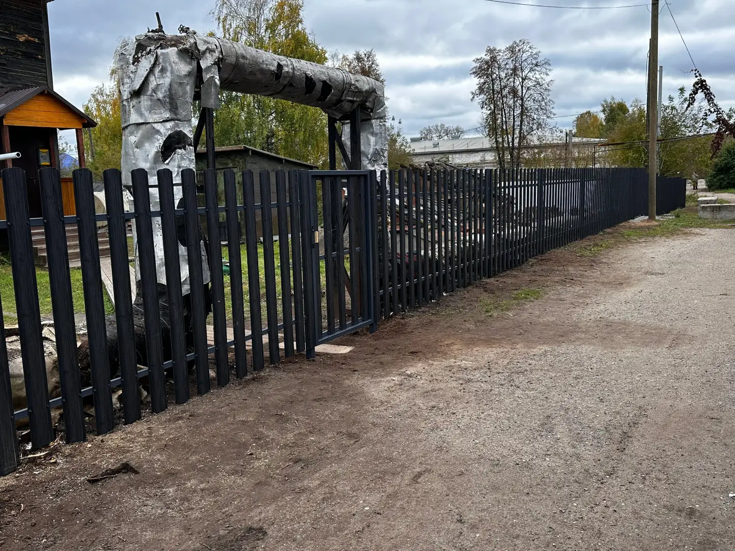 Забор из евроштакетника 63м Черное Дерево 3D Принтек фото 5 в Москве