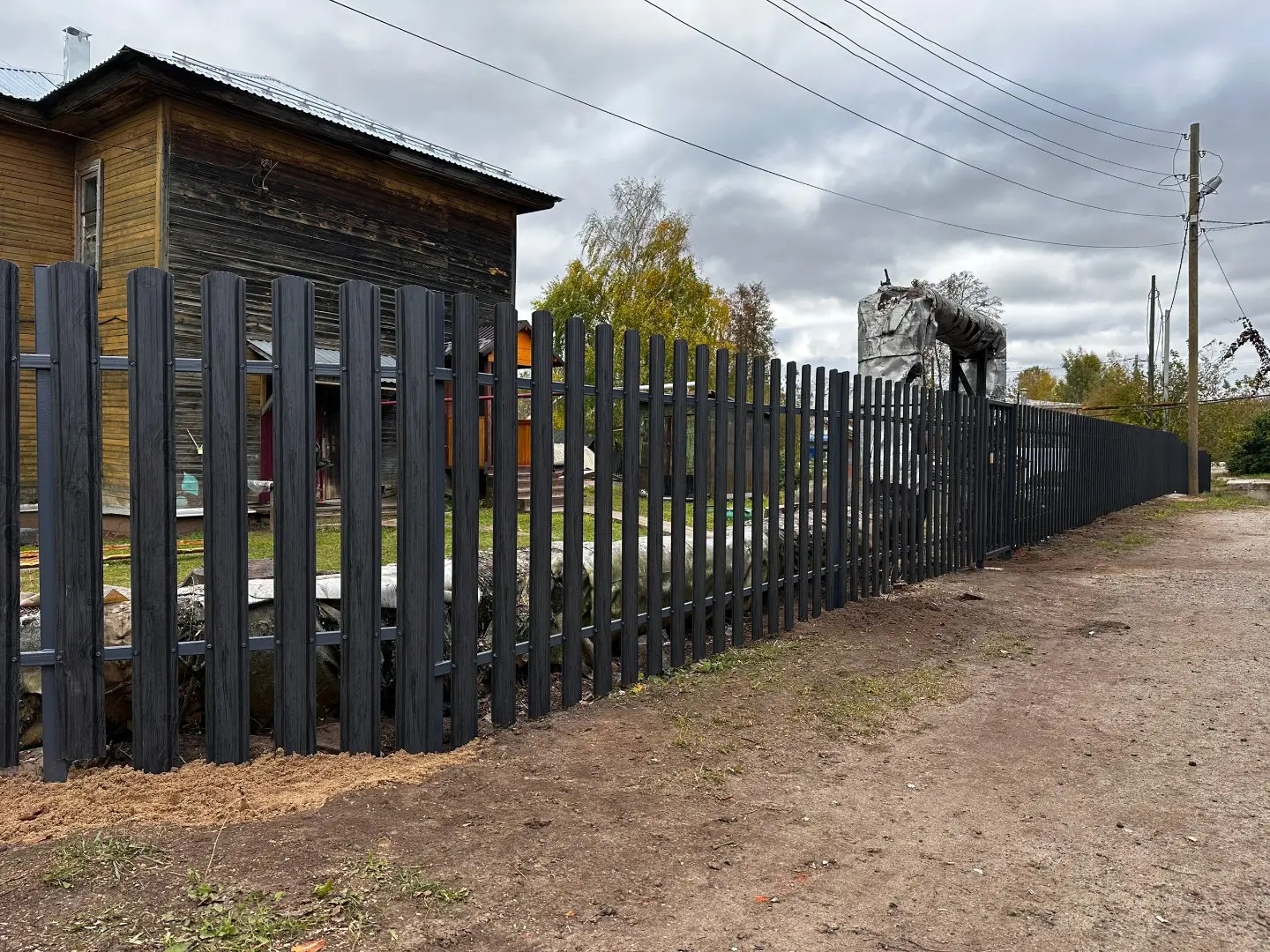 Забор из евроштакетника 63м Черное Дерево 3D Принтек фото 1 в Москве