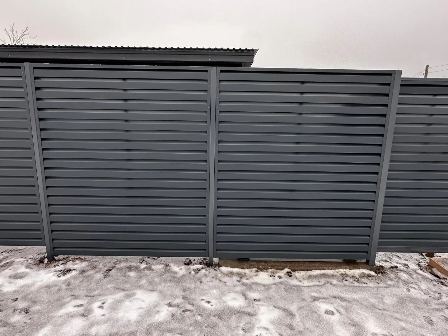 Забор-жалюзи из ламелей Хай-Тек 20м RAL7024/7024 Серый Графит двусторонний МАТТЕ фото 2 в Москве