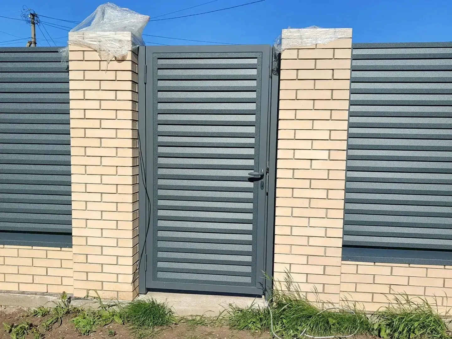 Забор-жалюзи из ламелей Реснички 16м RAL7024 Серый Графит Стальной Бархат фото 2 в Москве
