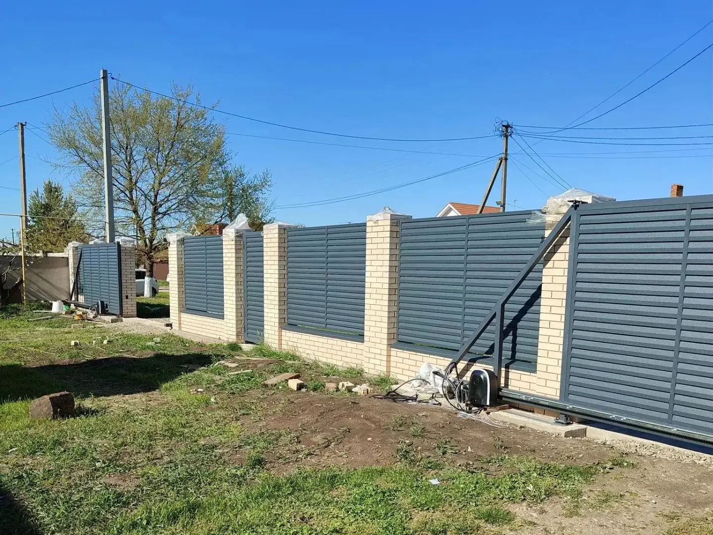 Забор-жалюзи из ламелей Реснички 16м RAL7024 Серый Графит Стальной Бархат фото 1 в Москве