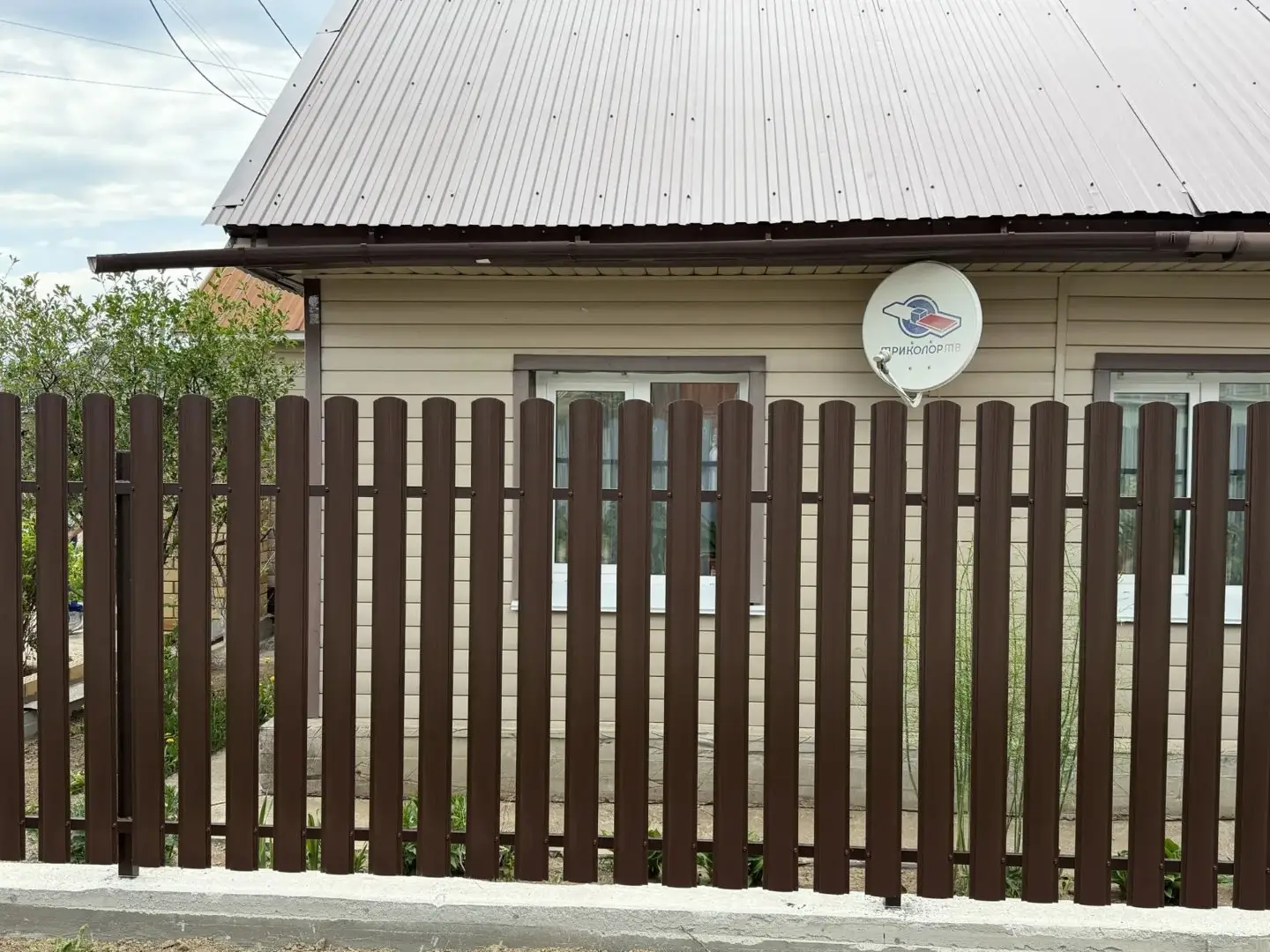 Комбинированный забор из ламелей ЭКО-Z-US и евроштакетника 18м RAL8017 Шоколад МАТТЕ, Полиэстер фото 3 в Москве