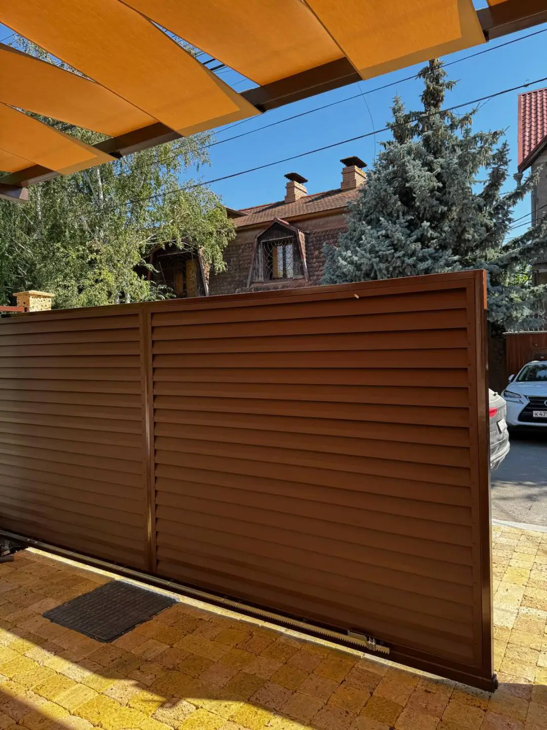 Забор-жалюзи из ламелей Реснички 12м RAL8017 Шоколад МАТТЕ фото 3 в Москве