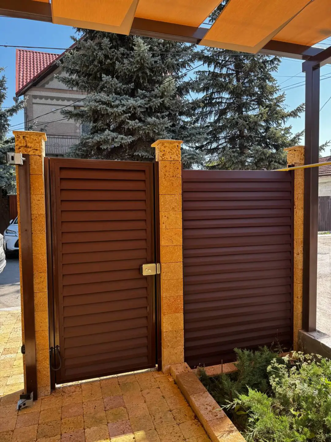 Забор-жалюзи из ламелей Реснички 12м RAL8017 Шоколад МАТТЕ фото 1 в Москве